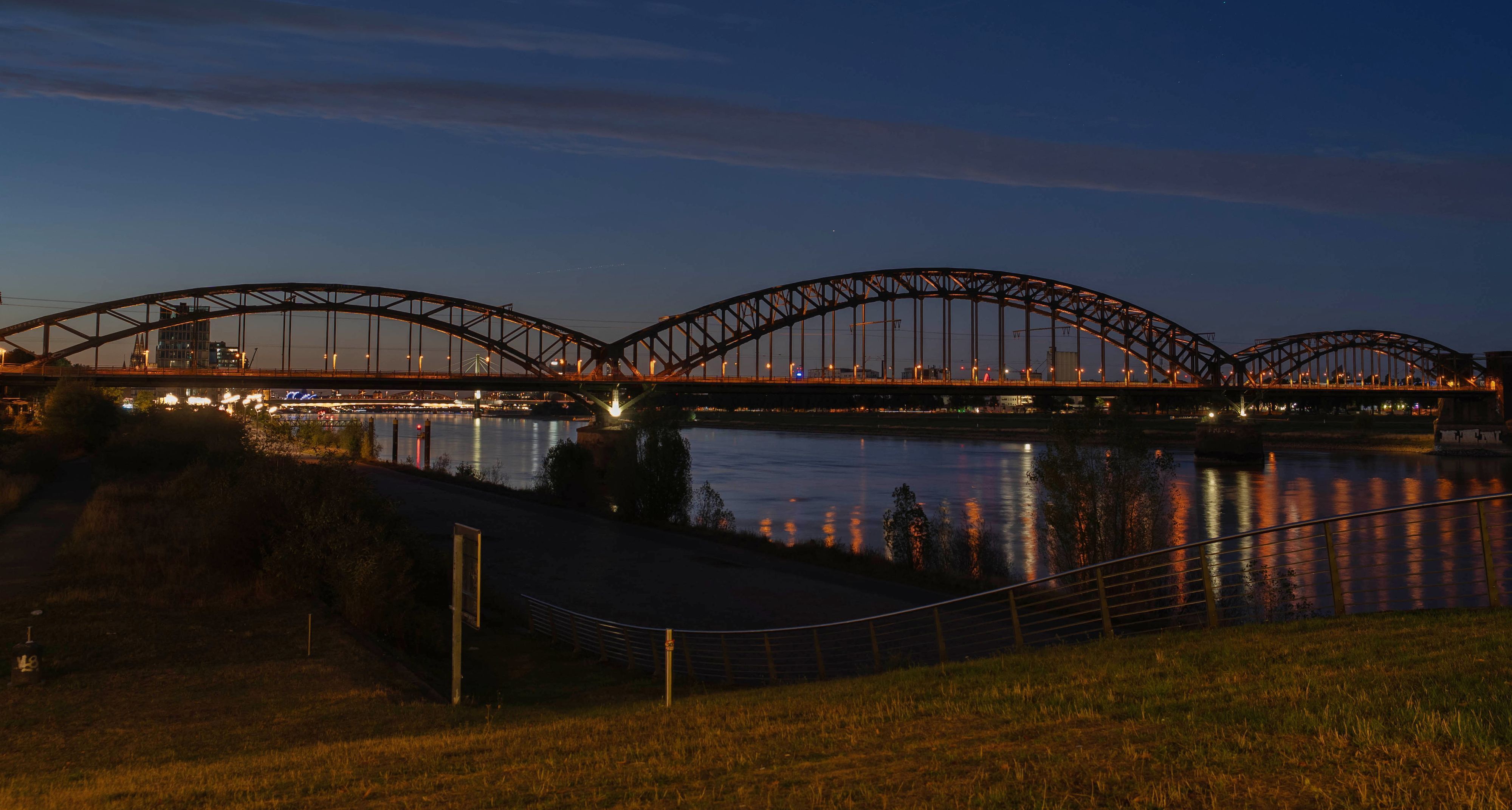 Eine Brücke ist im Dunkeln beleuchtet.