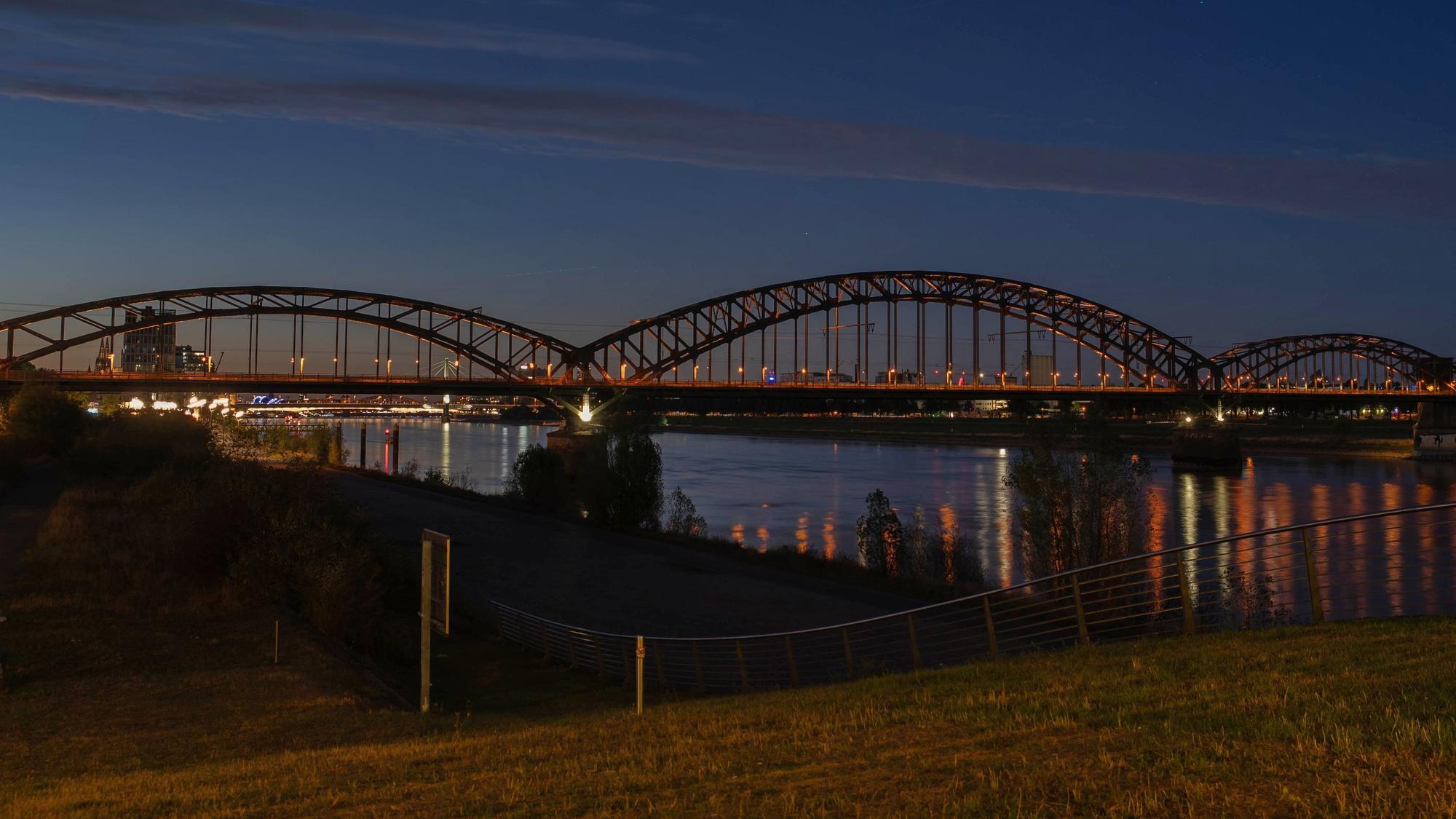 Eine Brücke ist im Dunkeln beleuchtet.