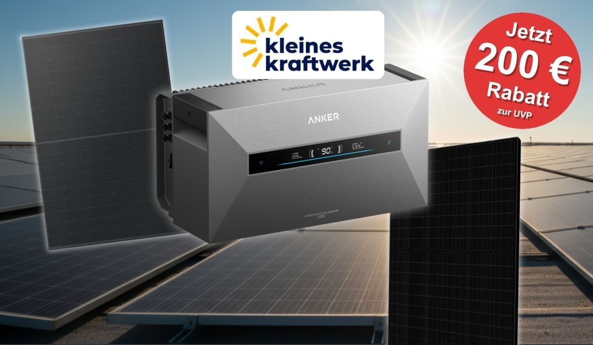 Anker SOLIX Solarbank Max Heimspeicher vor Solarmodulen mit Kleines-Kraftwerk-Logo und Hinweis auf 200 Euro Rabatt zur UVP.