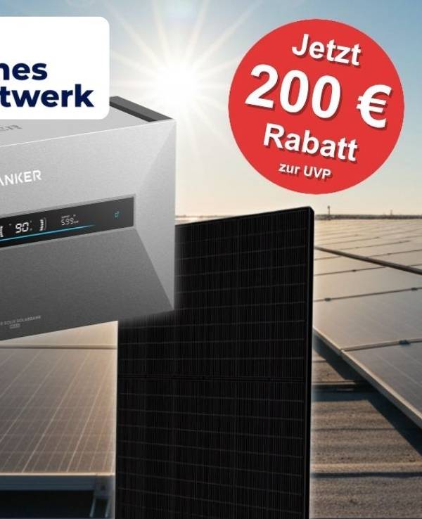 Anker SOLIX Solarbank Max Heimspeicher vor Solarmodulen mit Kleines-Kraftwerk-Logo und Hinweis auf 200 Euro Rabatt zur UVP.