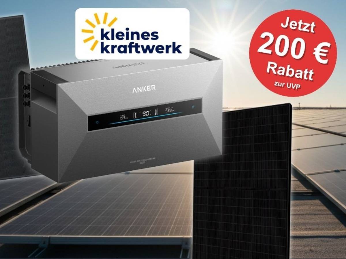 Anker SOLIX Solarbank Max Heimspeicher vor Solarmodulen mit Kleines-Kraftwerk-Logo und Hinweis auf 200 Euro Rabatt zur UVP.