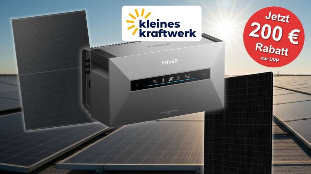 Anker SOLIX Solarbank Max Heimspeicher vor Solarmodulen mit Kleines-Kraftwerk-Logo und Hinweis auf 200 Euro Rabatt zur UVP.