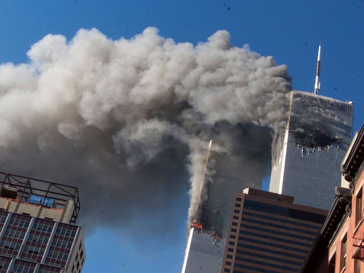 Rauch steigt aus den brennenden Zwillingstürmen des World Trade Center auf.