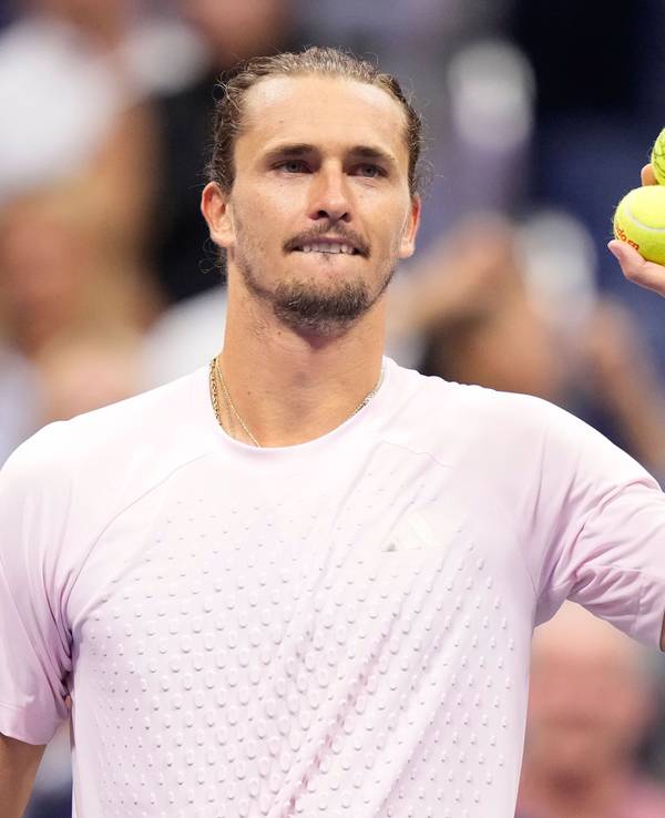 Alexander Zverev hält vier unterschriebene Bälle in der Hand, die er nun ins Publikum schießen wird.
