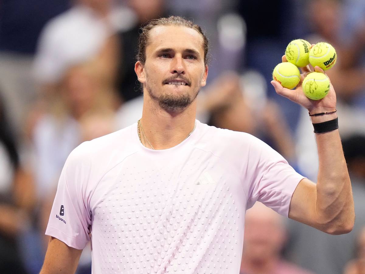Alexander Zverev hält vier unterschriebene Bälle in der Hand, die er nun ins Publikum schießen wird.