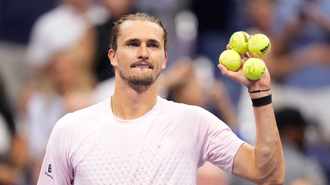 Alexander Zverev hält vier unterschriebene Bälle in der Hand, die er nun ins Publikum schießen wird.