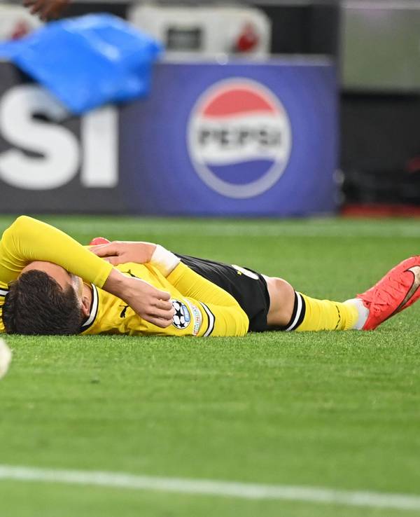 Konstantinos Karetsas liegt am Boden mit dem Arm über seinem Gesicht.