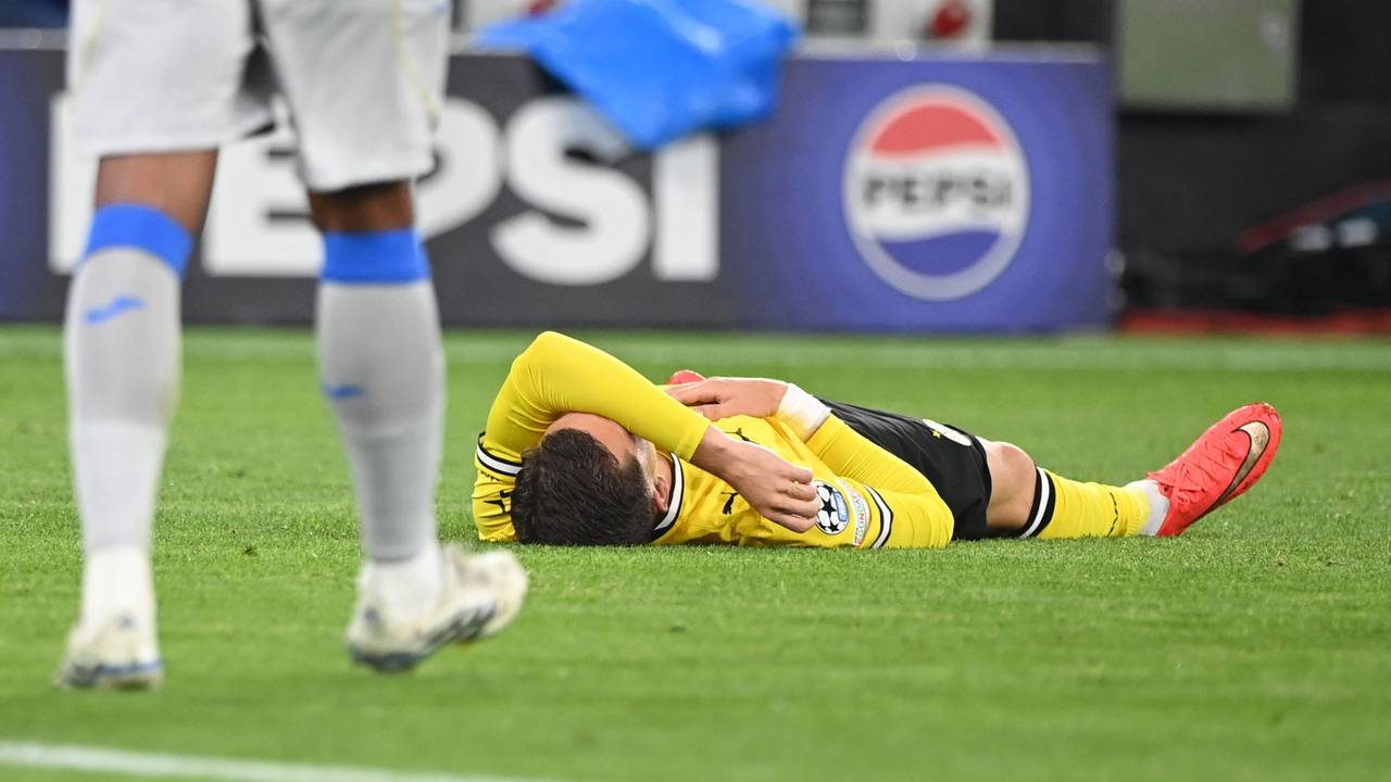 Konstantinos Karetsas liegt am Boden mit dem Arm über seinem Gesicht.