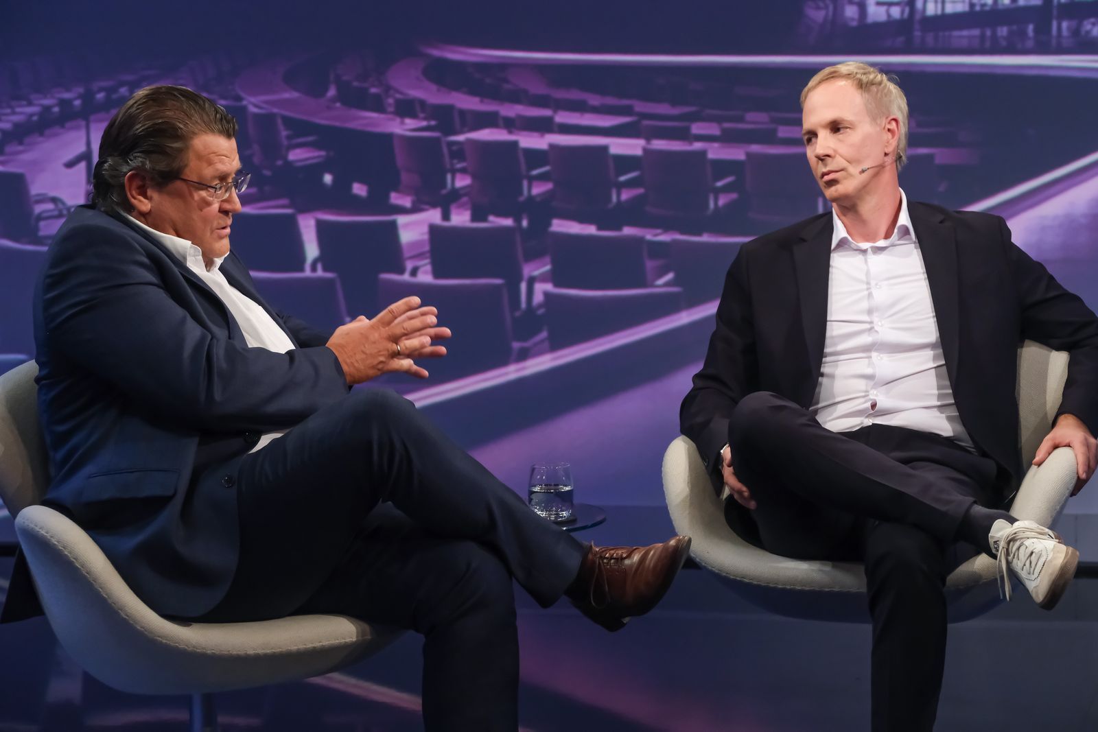 Stephan Brandner (links) von der AfD und Sebastian Fiedler von der SPD lassen bei „Maischberger“ viele Fragen unbeantwortet. (Bild: WDR / Oliver Ziebe)