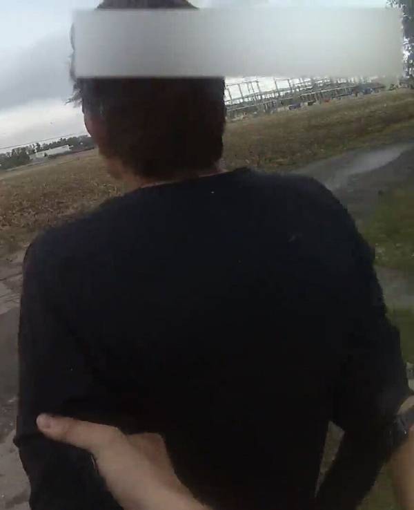 Die Bodycam eines Autobahnpolizisten zeigt wie das Versteck des tatverdächtigen Strom-Saboteurs gefunden und er verhaftet worden ist. Die Aufnahmen zeigen, wie die beiden jungen Beamten der Spur im Gras folgen und im Gebüsch rund 200 Meter neben dem Weg auf einen Mann stoßen.