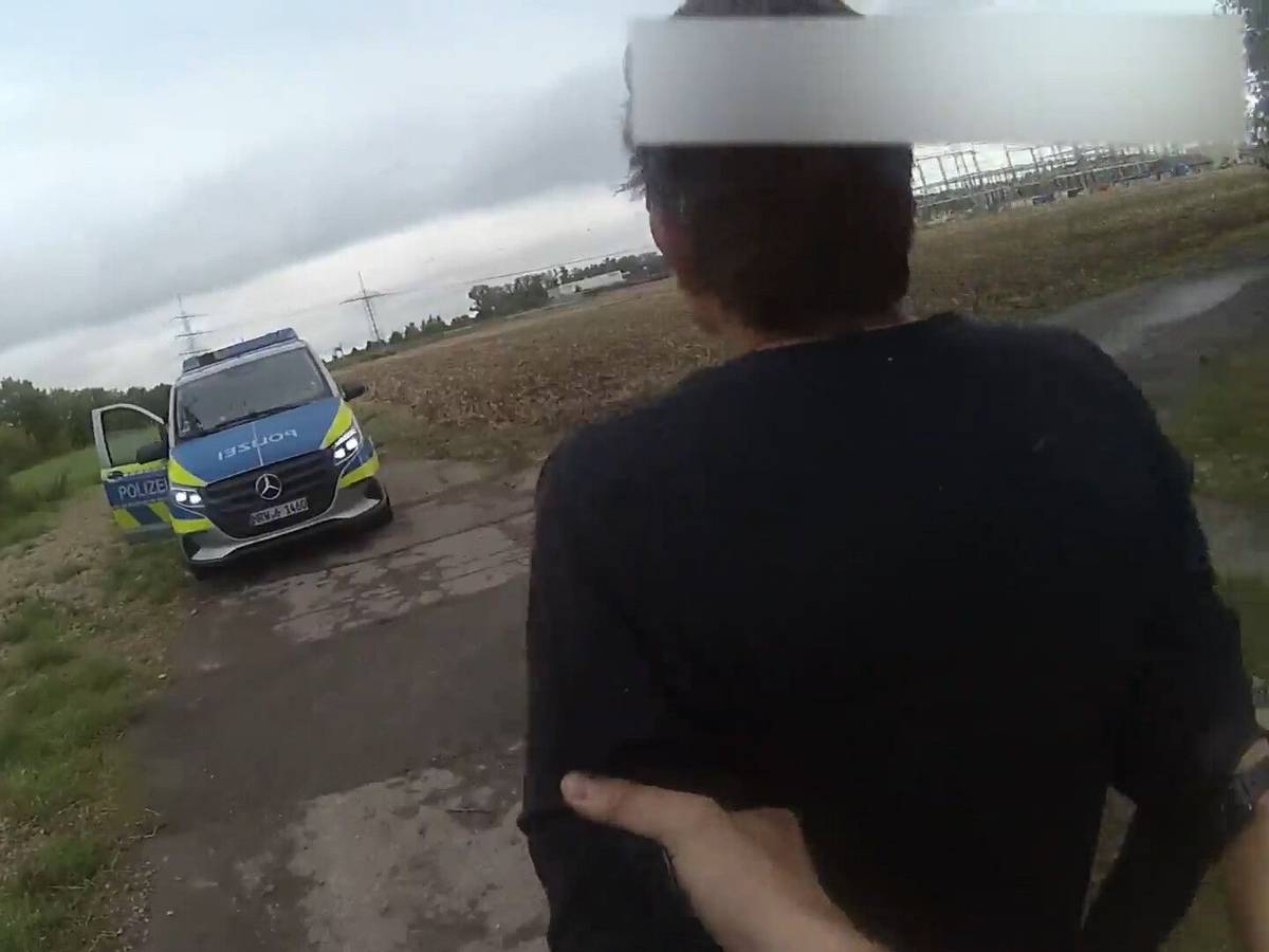 Die Bodycam eines Autobahnpolizisten zeigt wie das Versteck des tatverdächtigen Strom-Saboteurs gefunden und er verhaftet worden ist. Die Aufnahmen zeigen, wie die beiden jungen Beamten der Spur im Gras folgen und im Gebüsch rund 200 Meter neben dem Weg auf einen Mann stoßen.