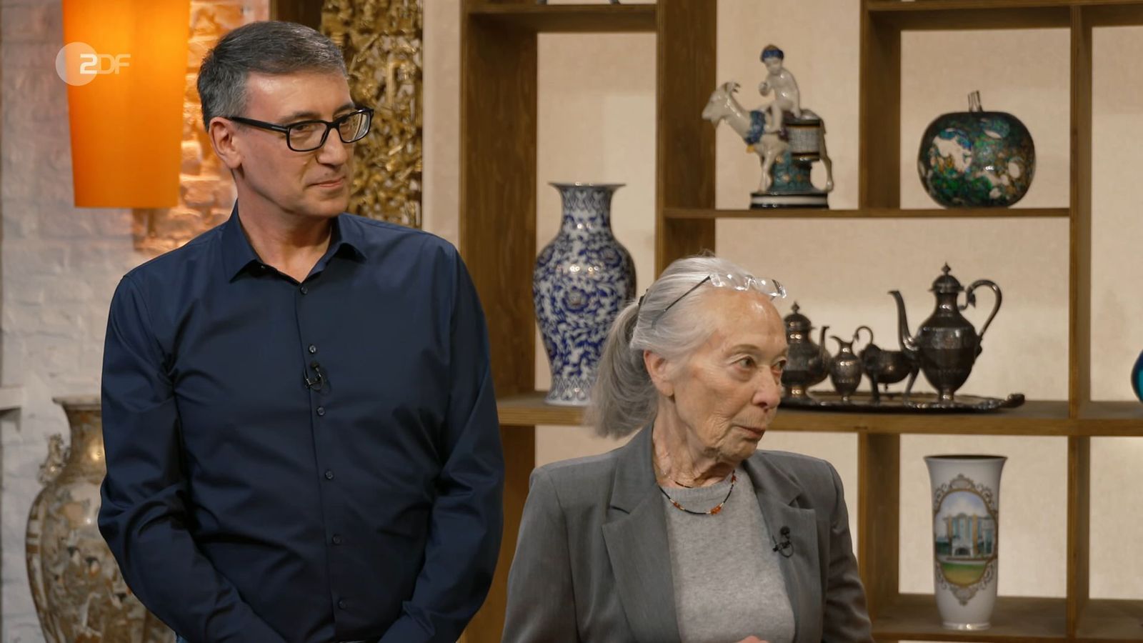 Da inzwischen die Gelegenheiten für den edlen Ring fehlten, wollte sie ihn verkaufen - „bevor er im Schrank liegt und irgendwo verschwindet“.
 (Bild: ZDF)