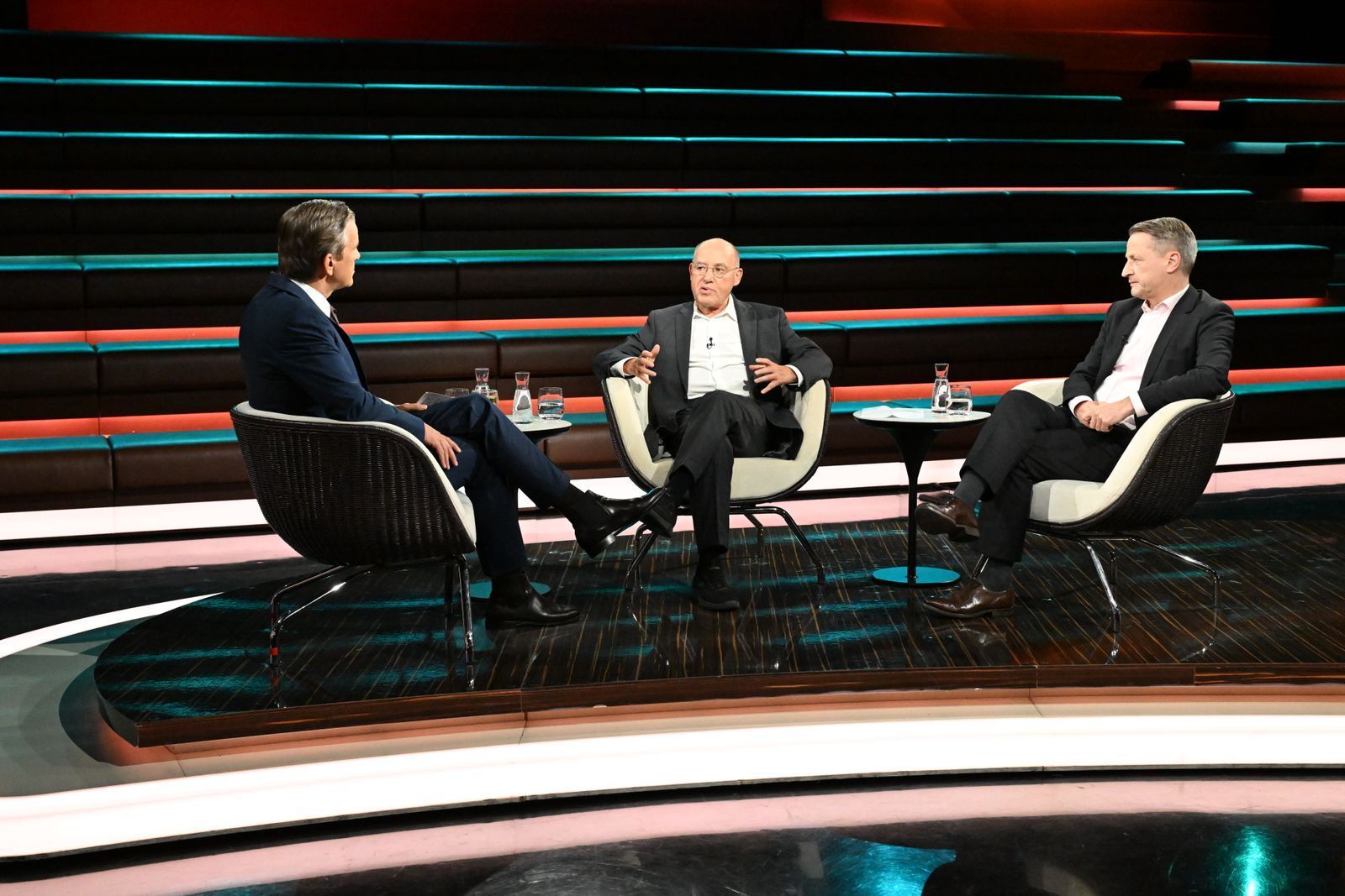 Markus Lanz (links) sprach in seinem Polittalk gemeinsam mit Gregor Gysi (Mitte) und Nikolaus Blome über eine mögliche Annäherung der AfD und des BSW. (Bild: ZDF/ Cornelia Lehmann)