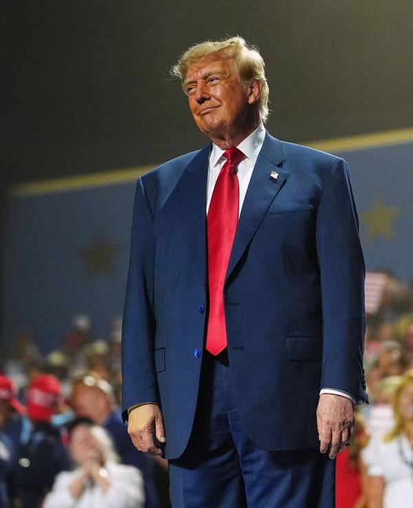 US-Präsident Donald Trump steht auf der Bühne beim Parteitag der Republikaner.