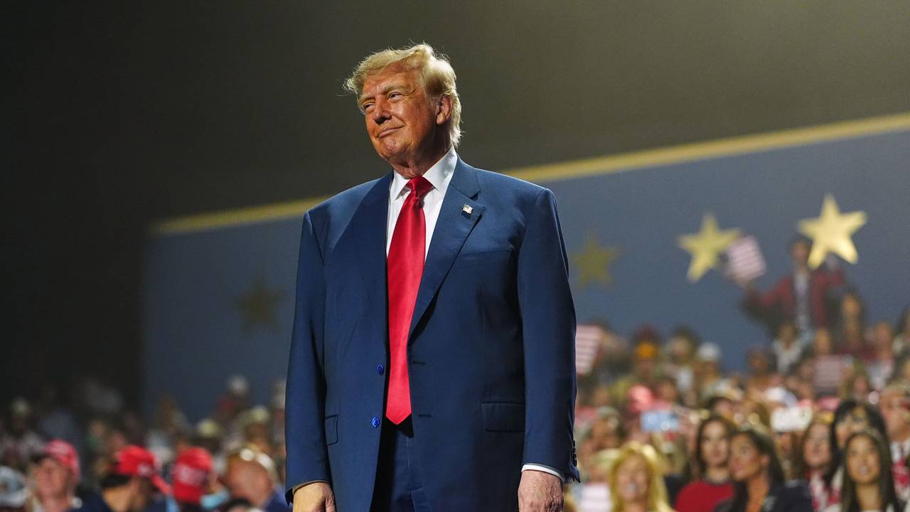 US-Präsident Donald Trump steht auf der Bühne beim Parteitag der Republikaner.