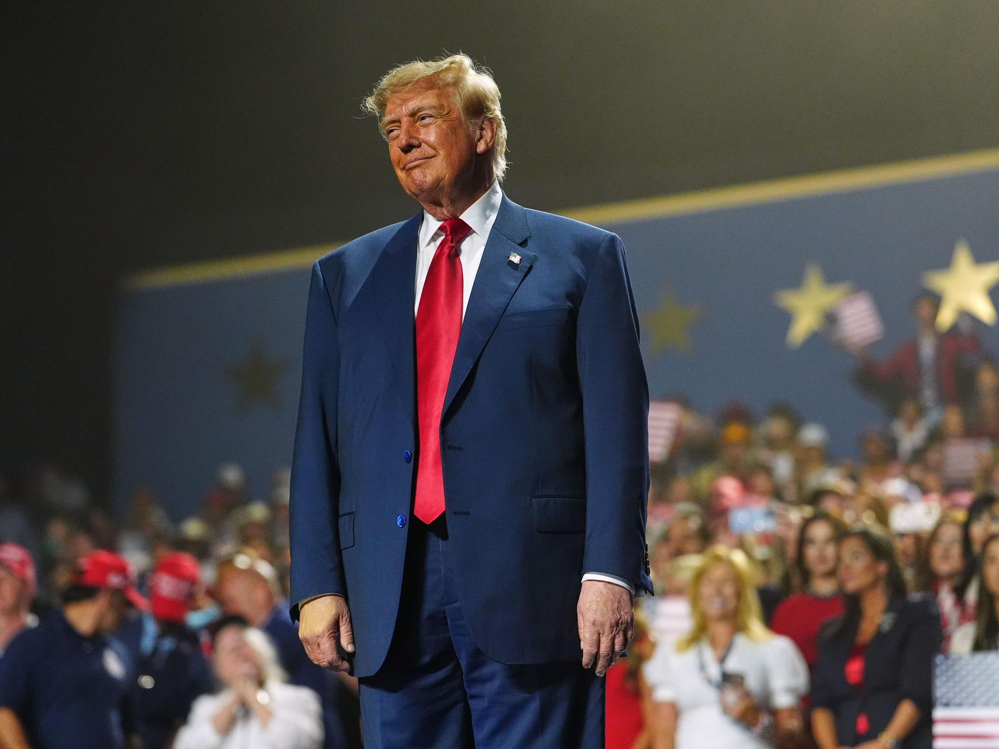 US-Präsident Donald Trump steht auf der Bühne beim Parteitag der Republikaner.