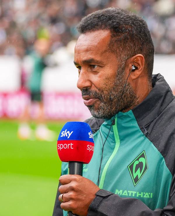 Werder-Coach Daniel Thioune spricht am Rande eines Spiels am Sky-Mikrofon.