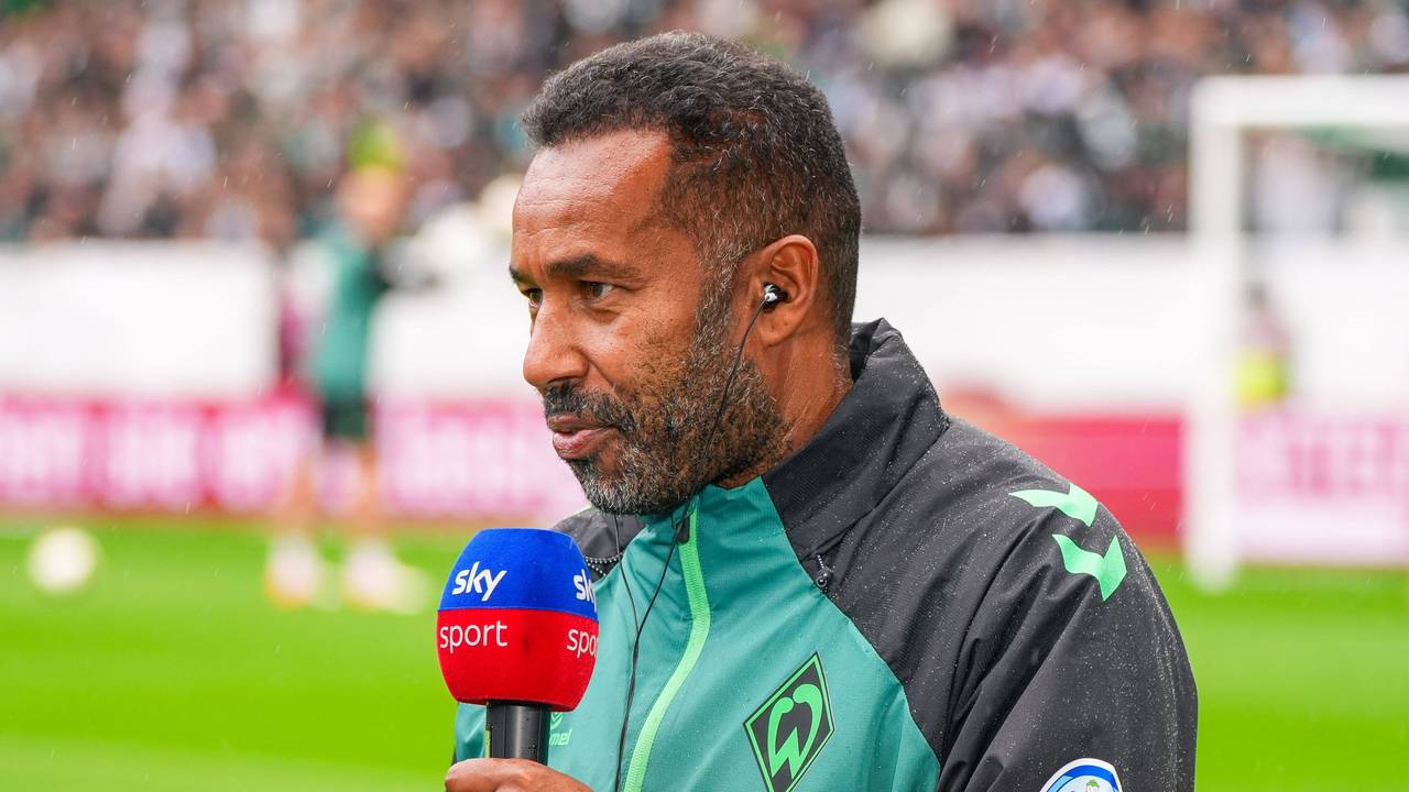 Werder-Coach Daniel Thioune spricht am Rande eines Spiels am Sky-Mikrofon.