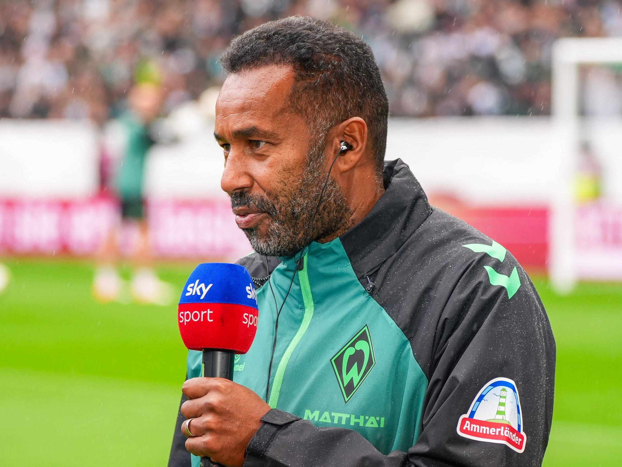 Werder-Coach Daniel Thioune spricht am Rande eines Spiels am Sky-Mikrofon.