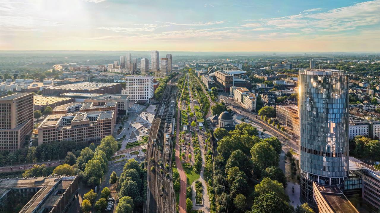 Nicht wiederzuerkennen: Die Ferngleise im Deutzer Bahnhof gibt es nicht mehr. Es ist genügend Platz für Fußgänger und Radfahrer.