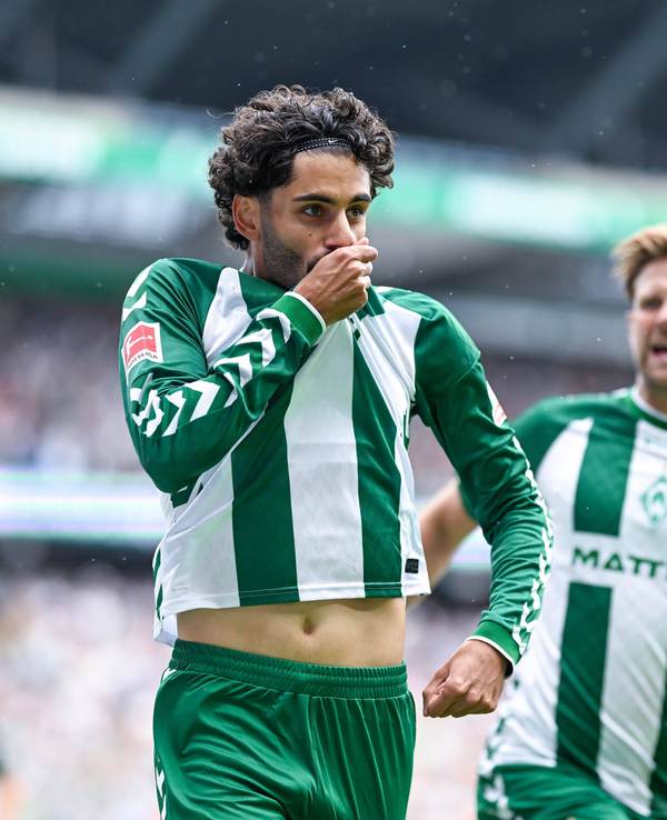 Nach einem Tor für Werder Bremen jubelt Eren Dinkci und küsst das Werder-Wappen auf dem Trikot.