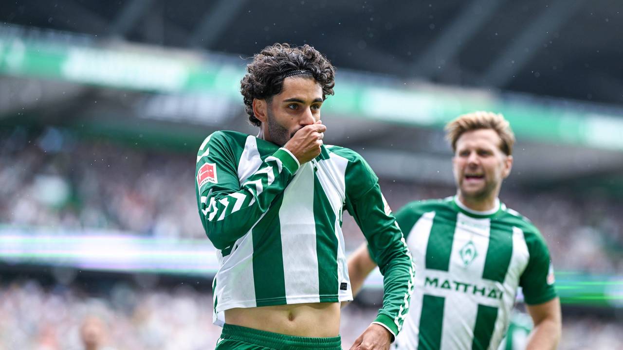 Nach einem Tor für Werder Bremen jubelt Eren Dinkci und küsst das Werder-Wappen auf dem Trikot.
