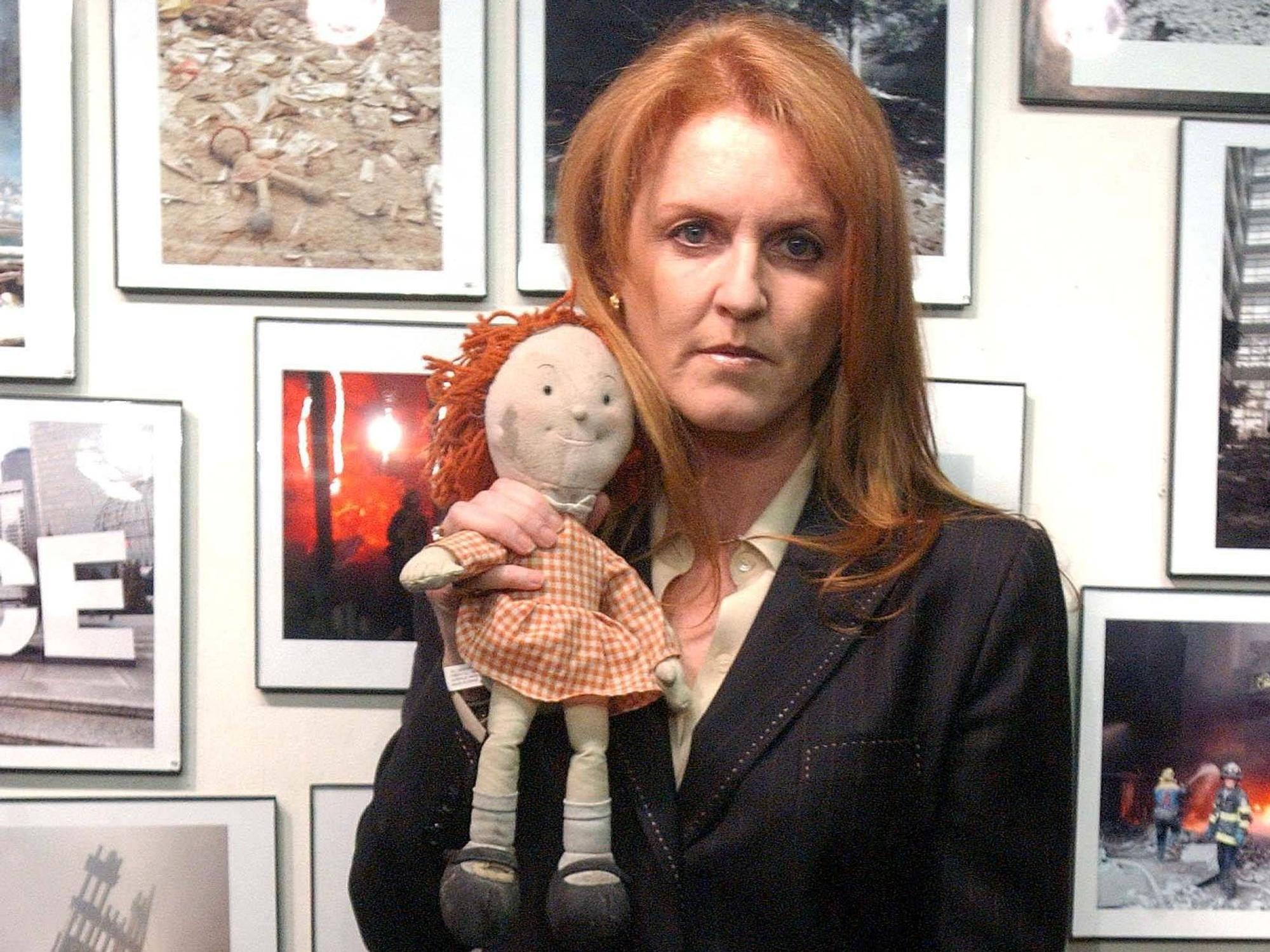 Im Februar 2002 posierte Sarah Ferguson mit der im Trümmerfeld gefunden Stoffpuppe „Little Red“.