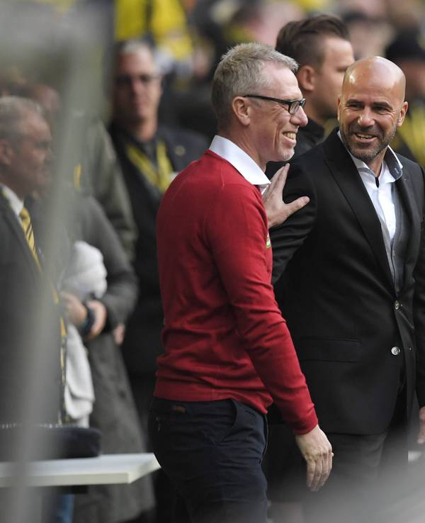 Peter Bosz und Peter Stöger beim Spiel zwischen dem 1. FC Köln und Borussia Dortmund.
