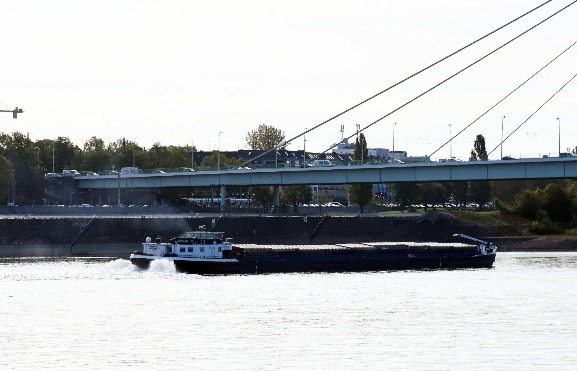 Festgefahrener Frachter auf dem Kölner Rhein.