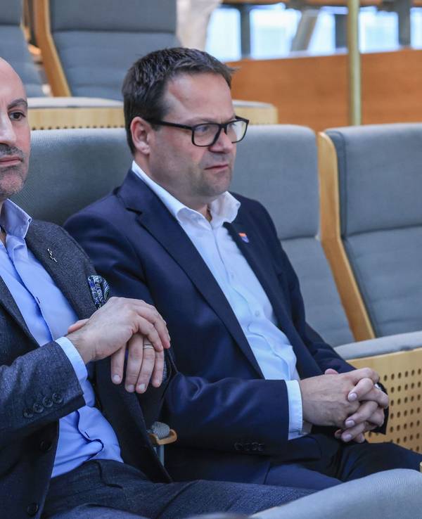 Ali Dogan (l, SPD), Landrat im Kreis Minden-Lübbecke, sitzt neben Lars Bökenkröger (CDU), Bürgermeister von Bad Oeynhausen.