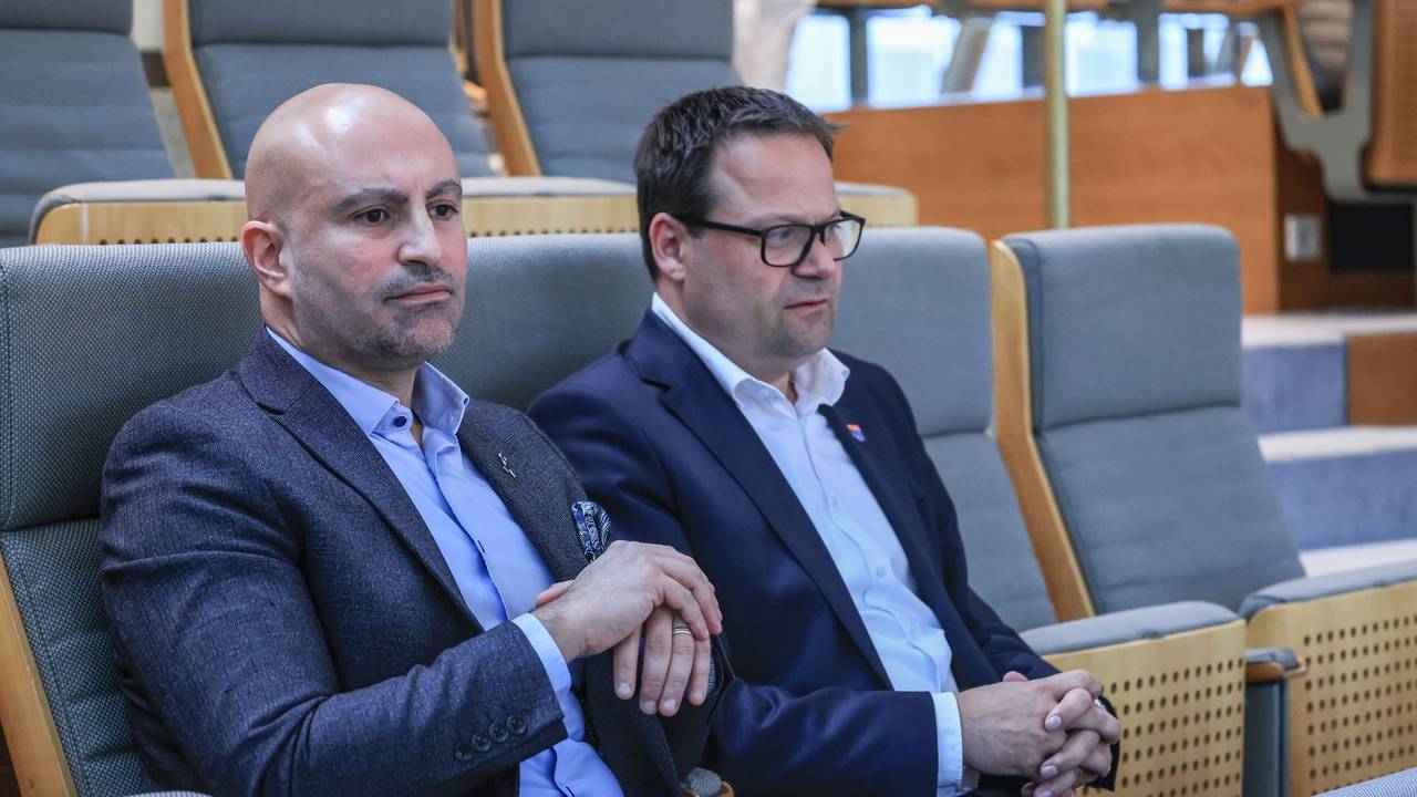 Ali Dogan (l, SPD), Landrat im Kreis Minden-Lübbecke, sitzt neben Lars Bökenkröger (CDU), Bürgermeister von Bad Oeynhausen.