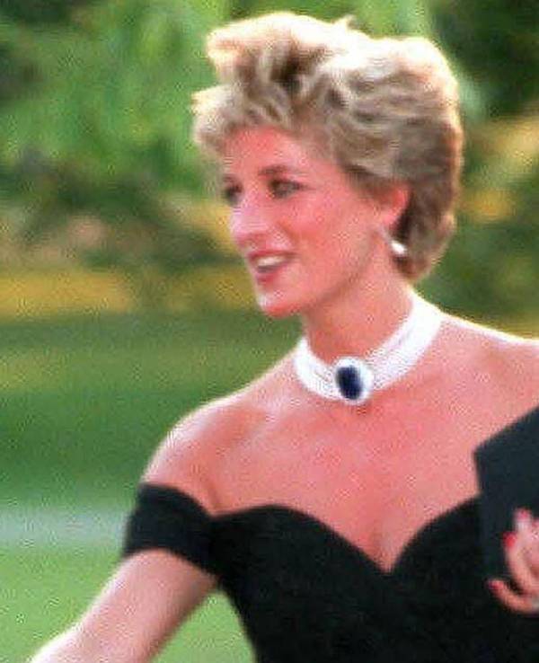 1994 zeigte Prinzessin Diana das heute ikonische „Rachekleid“ erstmals öffentlich. Kurz zuvor war die Affäre ihres Ehemanns Prinz Charles öffentlich geworden. (Bild: IMAGO / Avalon.Red)
