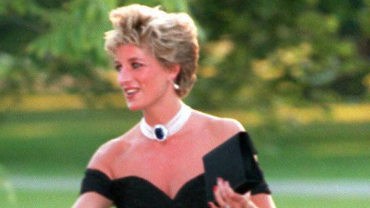 1994 zeigte Prinzessin Diana das heute ikonische „Rachekleid“ erstmals öffentlich. Kurz zuvor war die Affäre ihres Ehemanns Prinz Charles öffentlich geworden. (Bild: IMAGO / Avalon.Red)