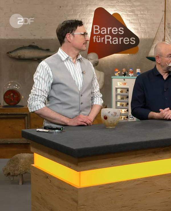 Horst Lichter erkannte die Vase sofort als „echte Kunst“, was der „Bares für Rares“-Experte Colmar Schulte-Goltz mit einem begeisterten „Ja!“ bestätigte. Da ahnten Monika und ihre Nichte Christina aus Dorsten noch nicht, dass sie selbst gleich in aufgeregte Wallung versetzt werden würden. (Bild: ZDF)