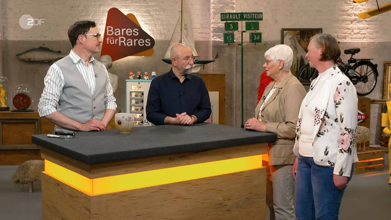 Horst Lichter erkannte die Vase sofort als „echte Kunst“, was der „Bares für Rares“-Experte Colmar Schulte-Goltz mit einem begeisterten „Ja!“ bestätigte. Da ahnten Monika und ihre Nichte Christina aus Dorsten noch nicht, dass sie selbst gleich in aufgeregte Wallung versetzt werden würden. (Bild: ZDF)