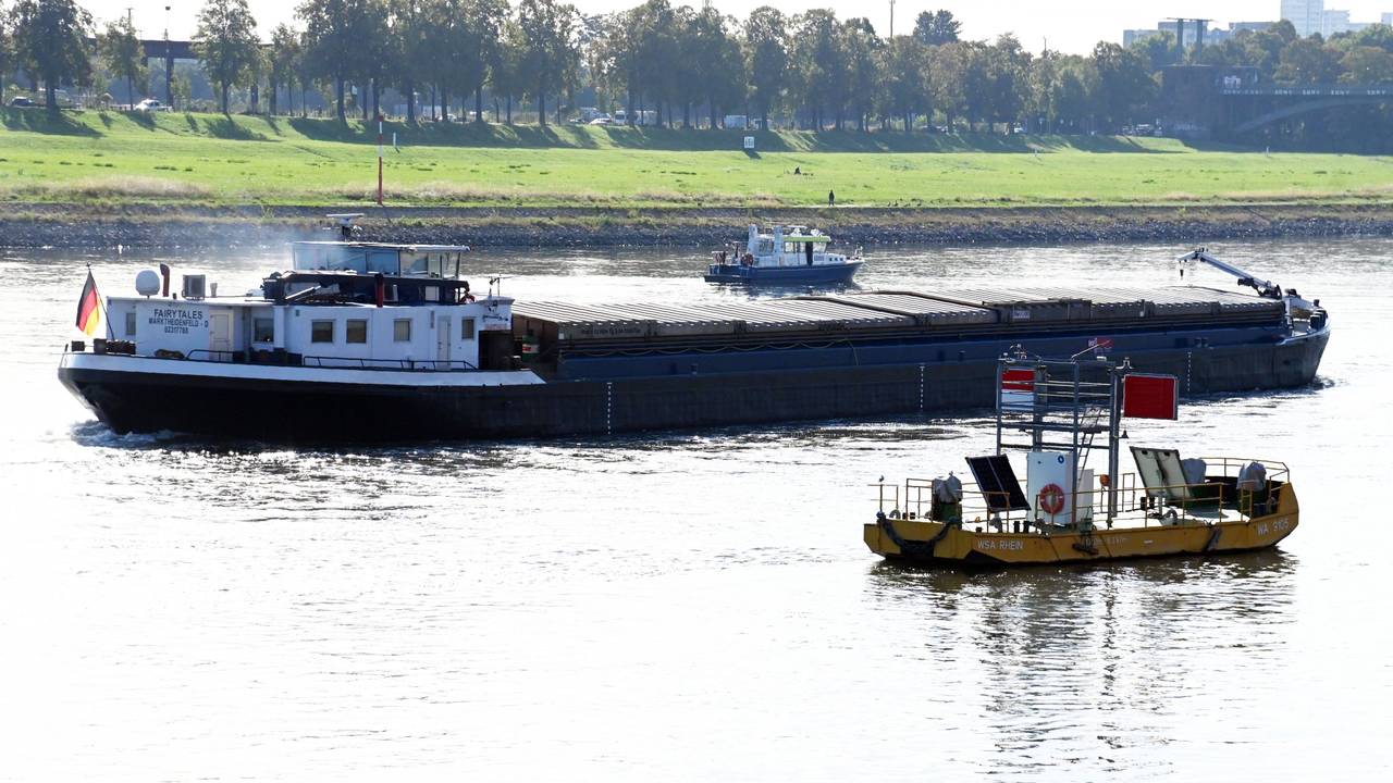 Festgefahrener Frachter im Rhein.