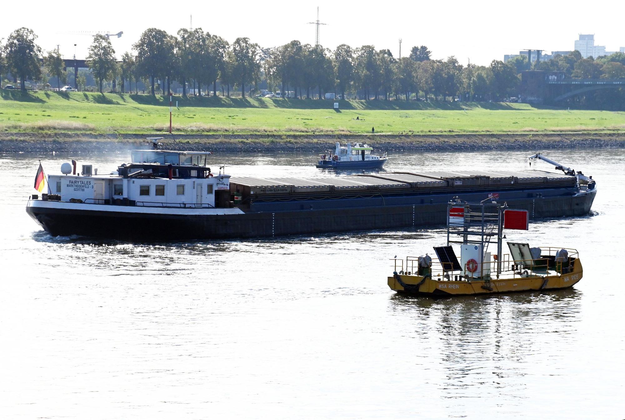 Festgefahrener Frachter im Rhein.