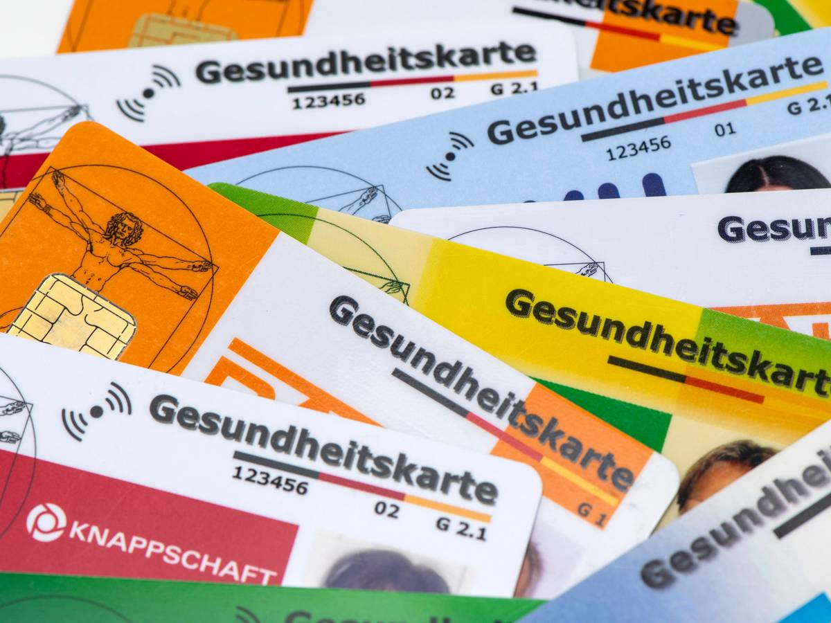 Zahlreiche Gesundheitskarten liegen gestapelt