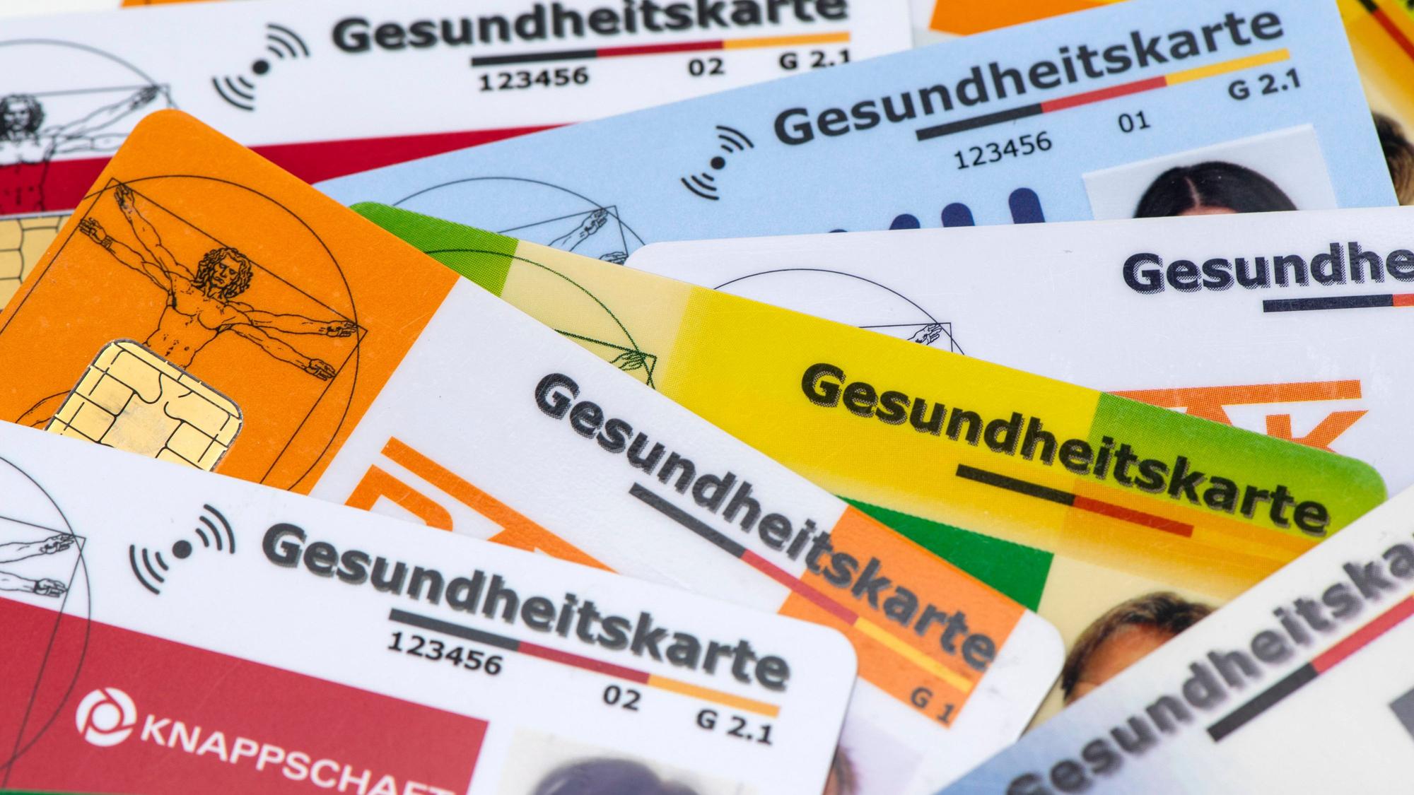 Zahlreiche Gesundheitskarten liegen gestapelt