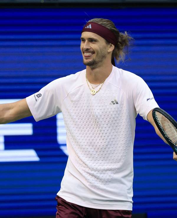 Alexander Zverev freut sich und breitet die Arme aus.