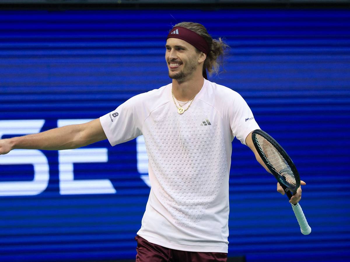 Alexander Zverev freut sich und breitet die Arme aus.