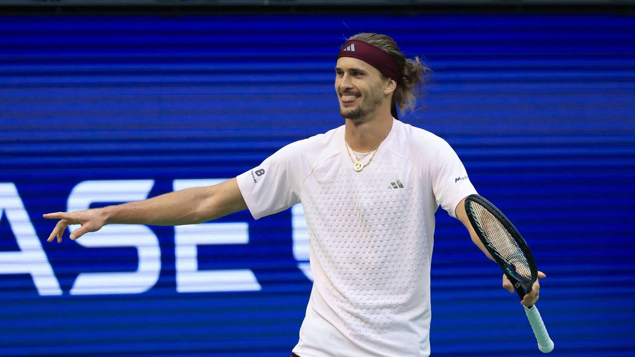 Alexander Zverev freut sich und breitet die Arme aus.