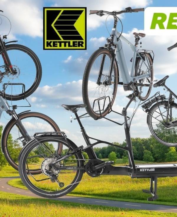Collage mit mehreren Kettler-E-Bikes, darunter City-, Trekking- und Lastenrad-Modelle, vor einer grünen Landschaft mit Radweg sowie den Logos von Kettler und Rebike.