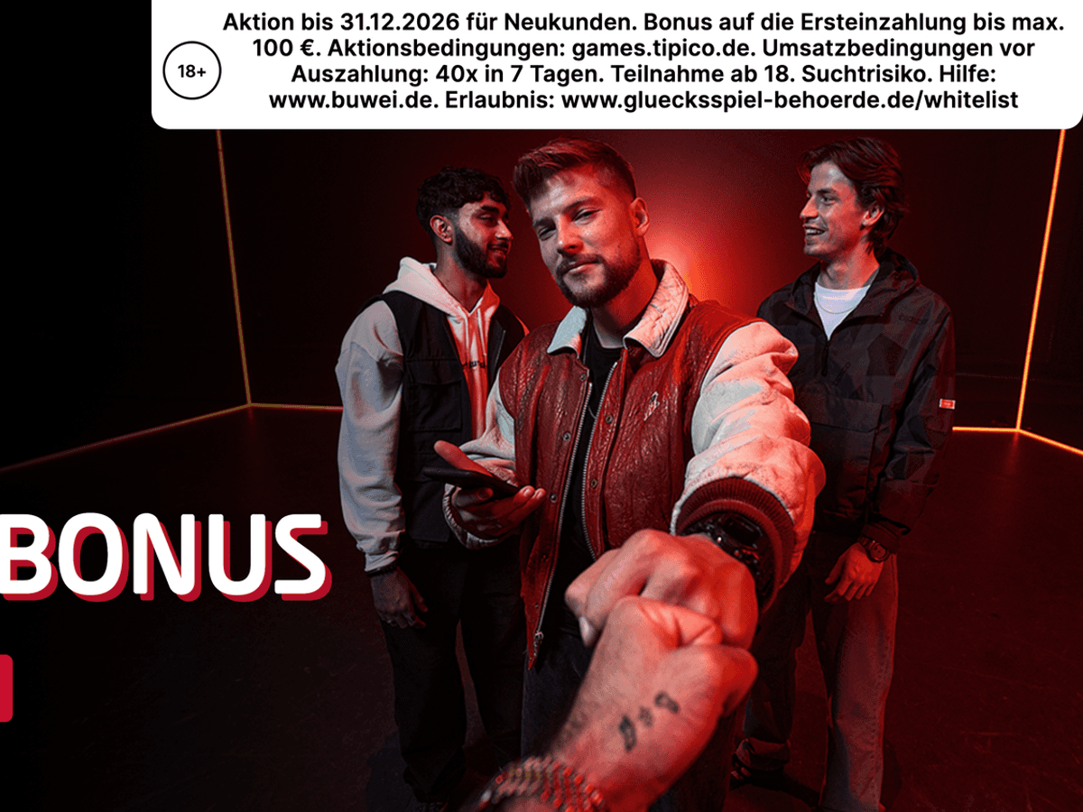 Bild zu Tipico Games Neukundenbonus. Drei junge Männer stehen vor einem dunklen Hintergrund mit rotem Licht und lächeln.