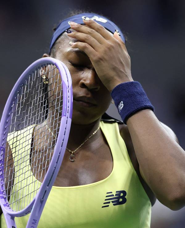Coco Gauff fasst sich an den Kopf.
