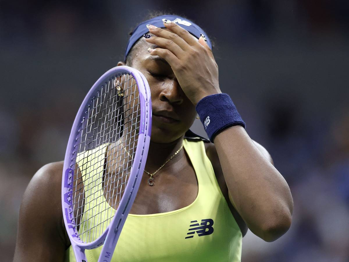 Coco Gauff fasst sich an den Kopf.