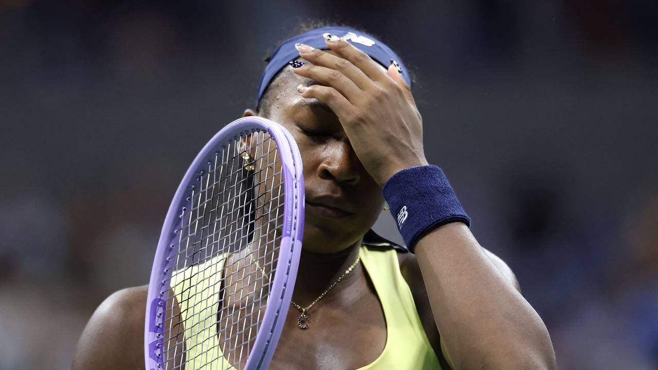 Coco Gauff fasst sich an den Kopf.