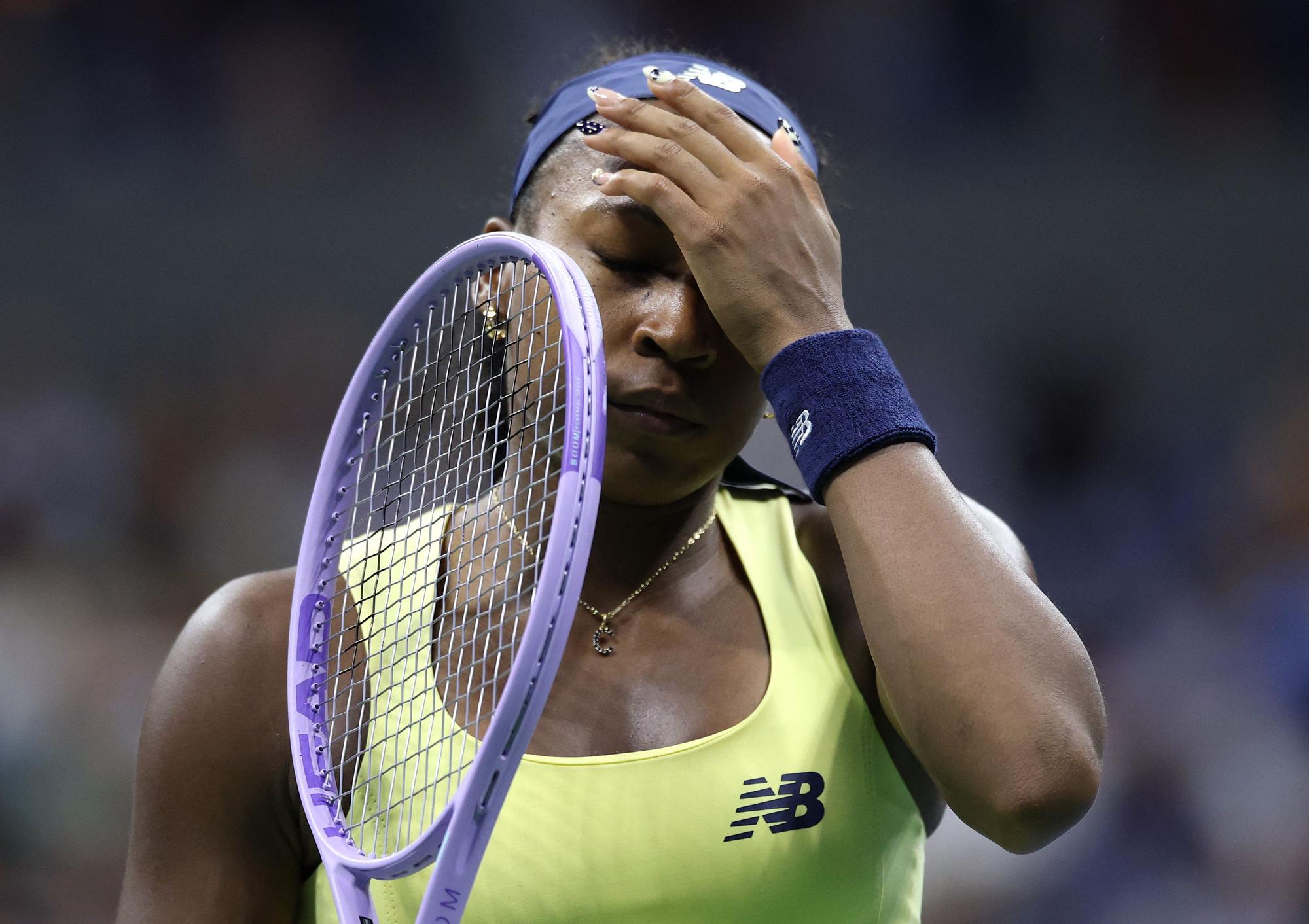 Coco Gauff fasst sich an den Kopf.