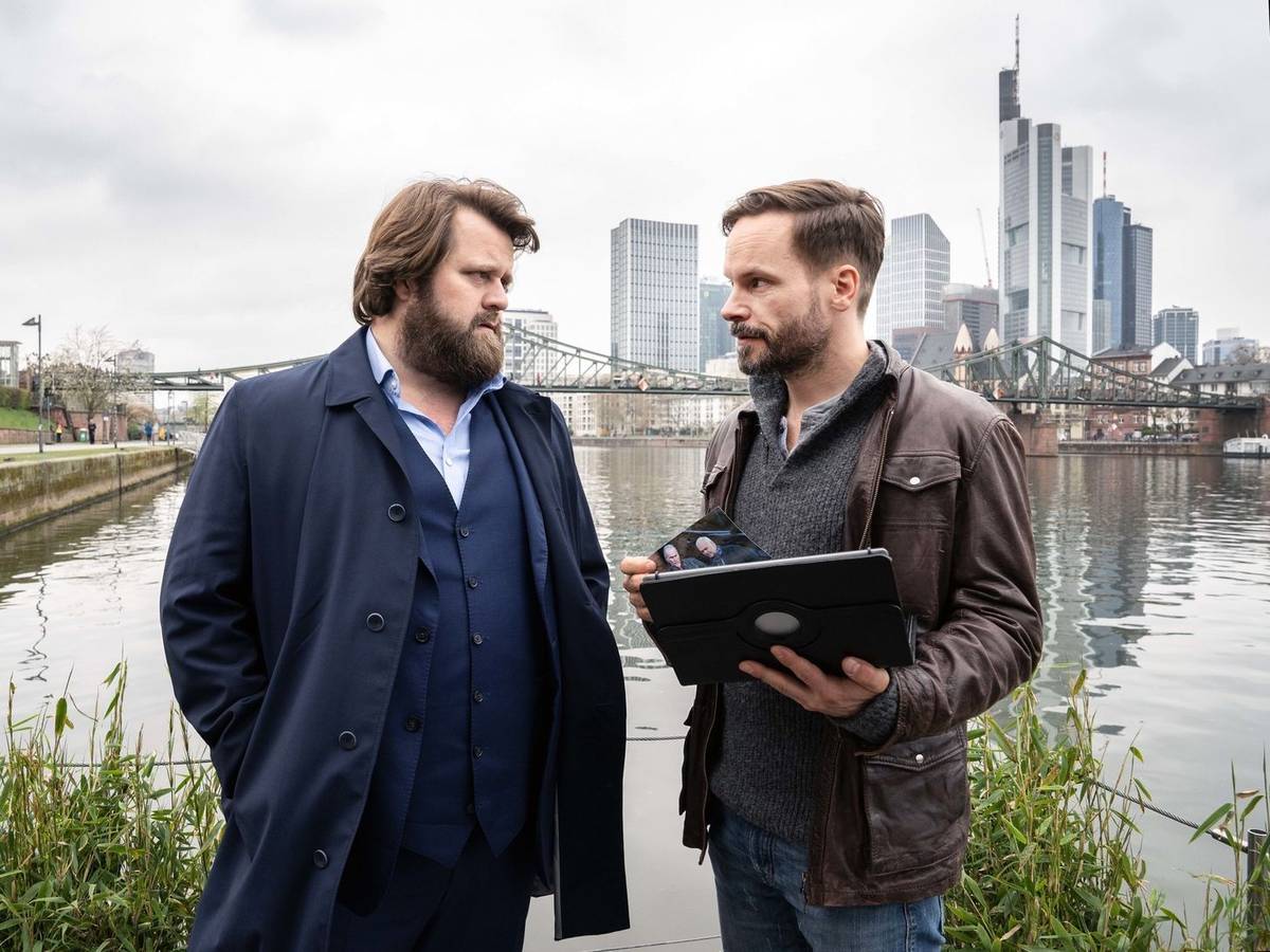Ermitteln nur noch bis 2027 in Frankfurt: Antoine Monot, Jr. (links) und Wanja Mues spielen in der ZDF-Serie „Ein Fall für zwei“ die Hauptrollen. (Bild: ZDF/Bettina Mueller)