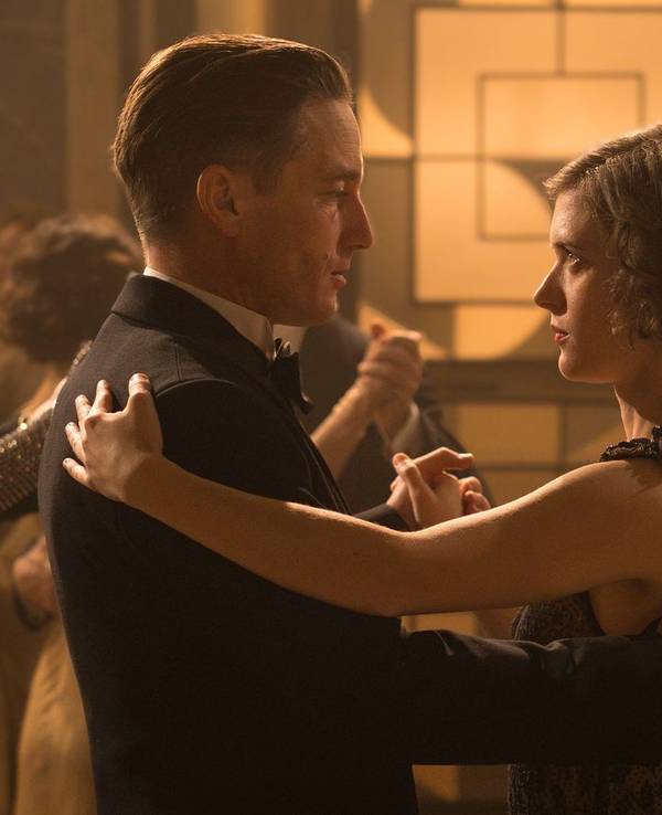 Tanzend in den Untergang: Beim Presseball tanzen Charlotte Ritter (Liv Lisa Fries) und Gereon Rath (Volker Bruch). Kurz darauf wird Adolf Hitler zum Reichskanzler ernannt. (Bild: Christine Schroeder/X Filme Creative Pool/ARD Degeto Film/WDR/SWR/HR/Radio Bremen/Beta Film)